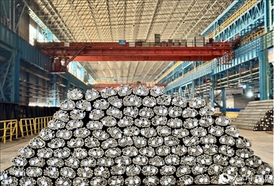 廠房內(nèi)待運(yùn)輸?shù)耐ㄤ摦a(chǎn)品。人民網(wǎng) 謝瑩攝