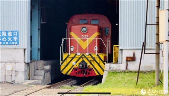 通鋼產(chǎn)品通過鐵路運(yùn)輸出場。人民網(wǎng) 謝瑩攝