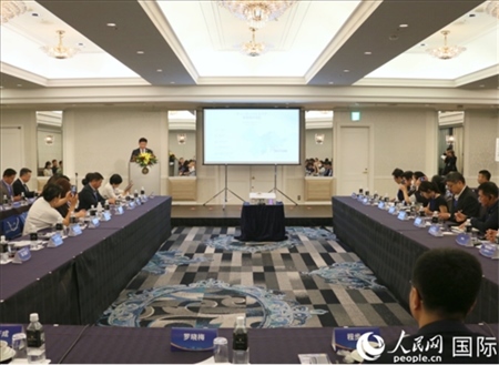 深圳市光明區(qū)委常委、副區(qū)長王芳成介紹光明科學(xué)城。人民網(wǎng) 許可攝