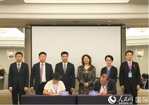 雙方企業(yè)簽訂交流與合作協(xié)議。人民網(wǎng) 許可攝
