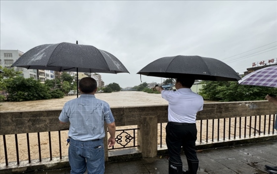 工作組在防汛一線(xiàn)開(kāi)展工作。受訪(fǎng)者供圖