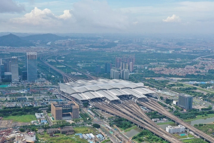 這是2024年6月23日拍攝的廣州南站（無(wú)人機(jī)照片）。新華社記者 劉大偉 攝