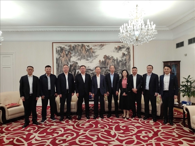 中國駐瑞典大使崔愛民(左五)會(huì)見中國中鐵股份有限公司總裁陳文健一行并合影。中國駐瑞典大使館供圖