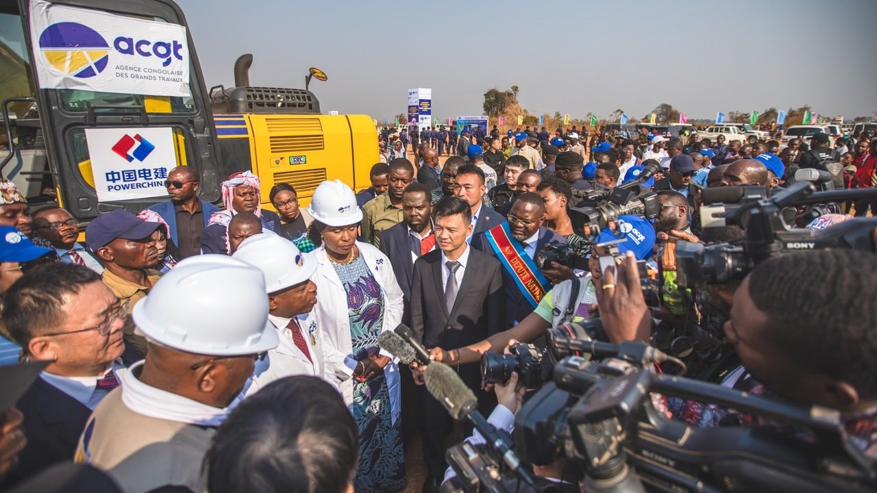 剛果（金）當?shù)孛襟w采訪出席開工儀式的有關負責人。中鐵資源集團供圖