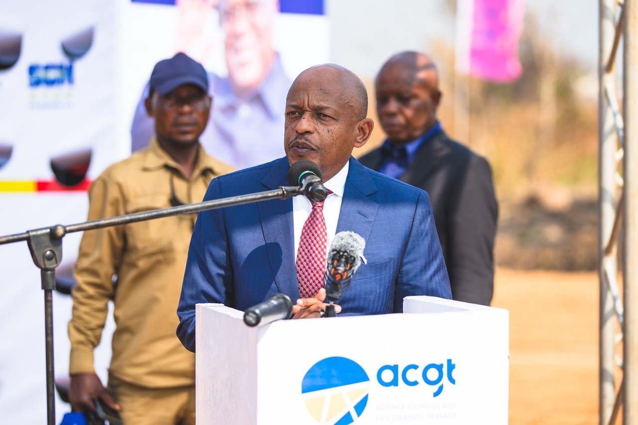 剛果（金）國務部長兼基礎設施和公共工程部長穆武尼在開工儀式上致辭。中鐵資源集團供圖