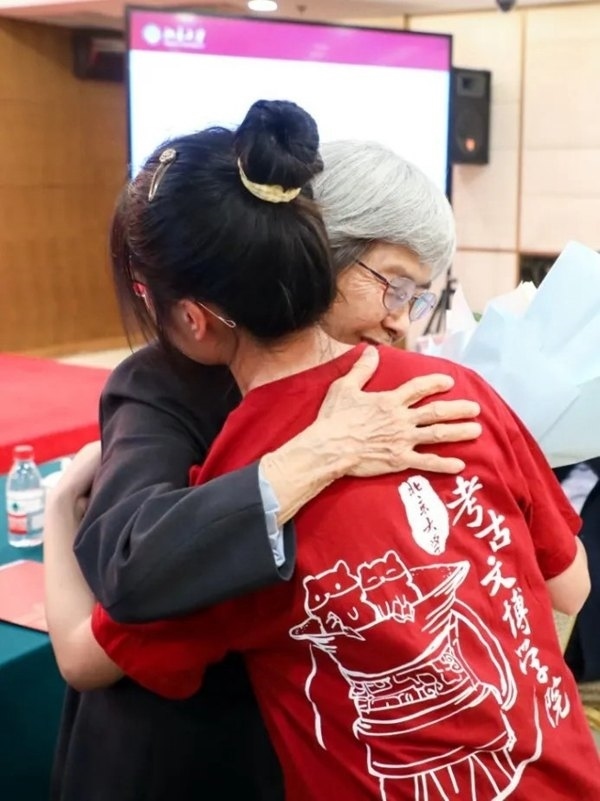 2023年，在校友向母校捐贈(zèng)儀式上，鐘芳蓉與樊錦詩擁抱。校方供圖