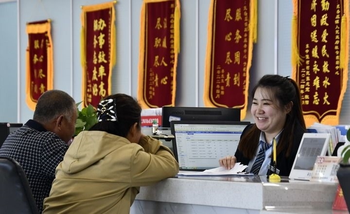 2024年3月25日，北京市大興區(qū)龐各莊鎮(zhèn)政務(wù)服務(wù)中心的工作人員耐心為群眾解答問(wèn)題。大興區(qū)龐各莊鎮(zhèn)政務(wù)服務(wù)中心用“最多跑一次”的工作理念為企業(yè)和群眾提供了便利化、精準(zhǔn)化、個(gè)性化的衍生服務(wù)。新華社記者 李欣 攝