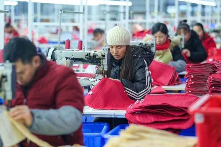 2024年1月18日，社區(qū)居民在紅安社區(qū)的鄉(xiāng)村振興就業(yè)車間工作。紅安社區(qū)是由易地搬遷安置區(qū)單獨(dú)成立的新社區(qū)，位于湖南省湘西土家族苗族自治州鳳凰縣禾庫(kù)鎮(zhèn)。新華社記者 張鋮 攝