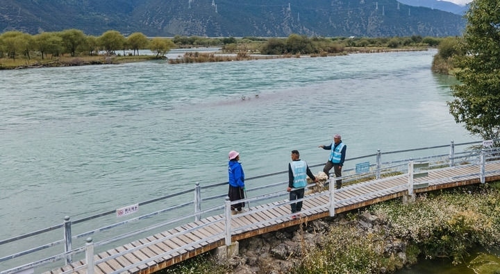 西藏雅尼國(guó)家濕地公園管護(hù)員在巡護(hù)途中小憩（無(wú)人機(jī)照片，2023年9月8日攝）。新華社記者 丁增尼達(dá) 攝