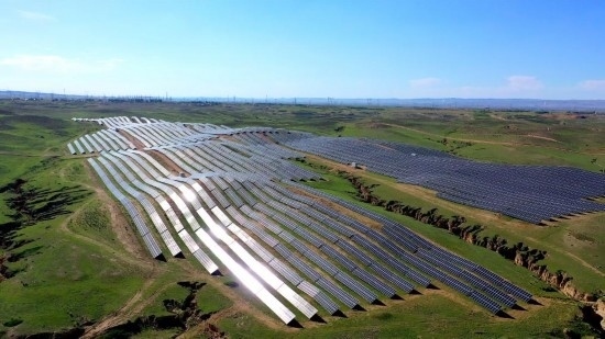 紅寺堡區(qū)發(fā)展光伏產(chǎn)業(yè)。新華社發(fā)（康國慶 攝）