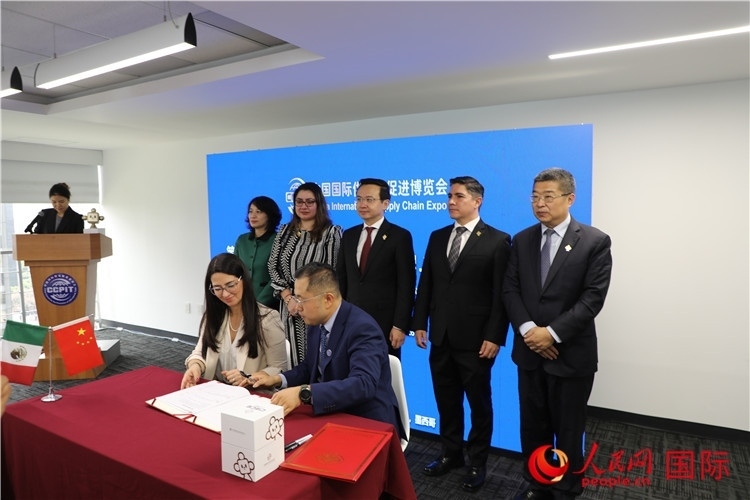 與會嘉賓簽署關于共同促進墨西哥企業(yè)參加第二屆鏈博會合作備忘錄。人民網 埃內斯托·多明戈斯攝
