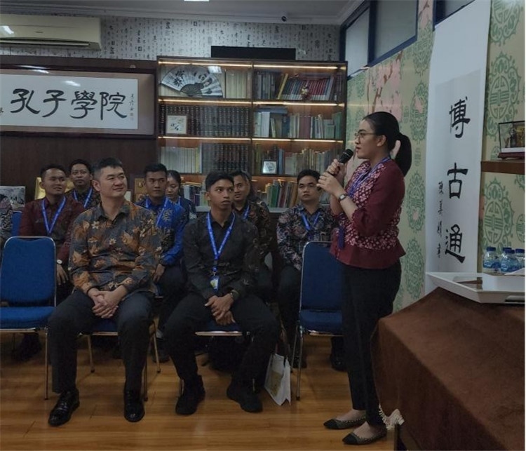 警察學(xué)員用漢語進(jìn)行自我介紹 ?；顒又鬓k方供圖