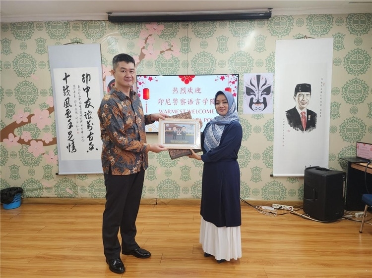 警察語言學(xué)院老師與王大昕交換禮品?；顒又鬓k方供圖