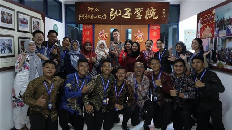 警察 學(xué)員們在孔院門口合影?；顒又鬓k方供圖