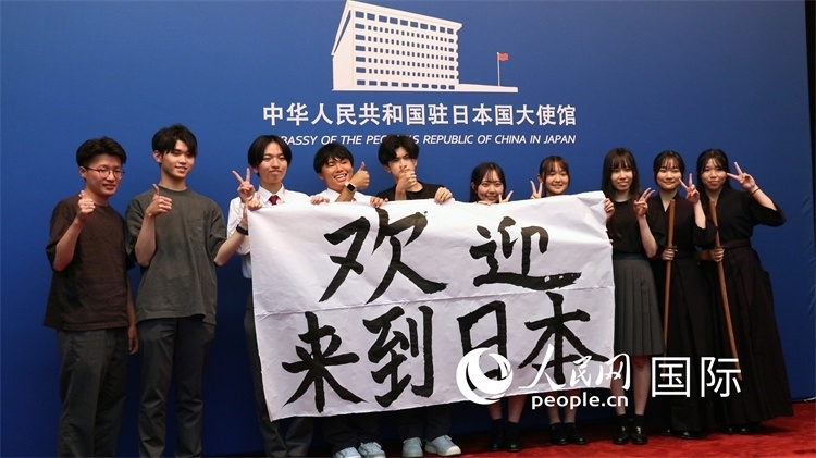 日本小大使現(xiàn)場書寫“歡迎來到日本”。人民網(wǎng) 許可攝