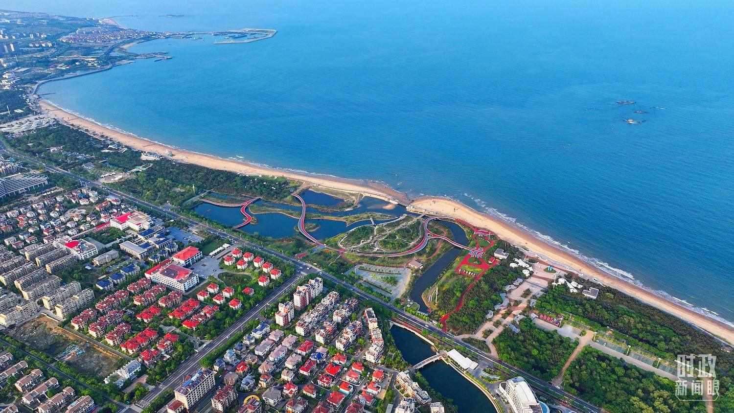 △日照市陽光海岸綠道。近年來，日照市對沿海裸露場地及岸線破損處進行生態(tài)修復，建成約28公里的陽光海岸綠道，為市民和游客提供了運動休閑好去處。（總臺央視記者范凱拍攝）