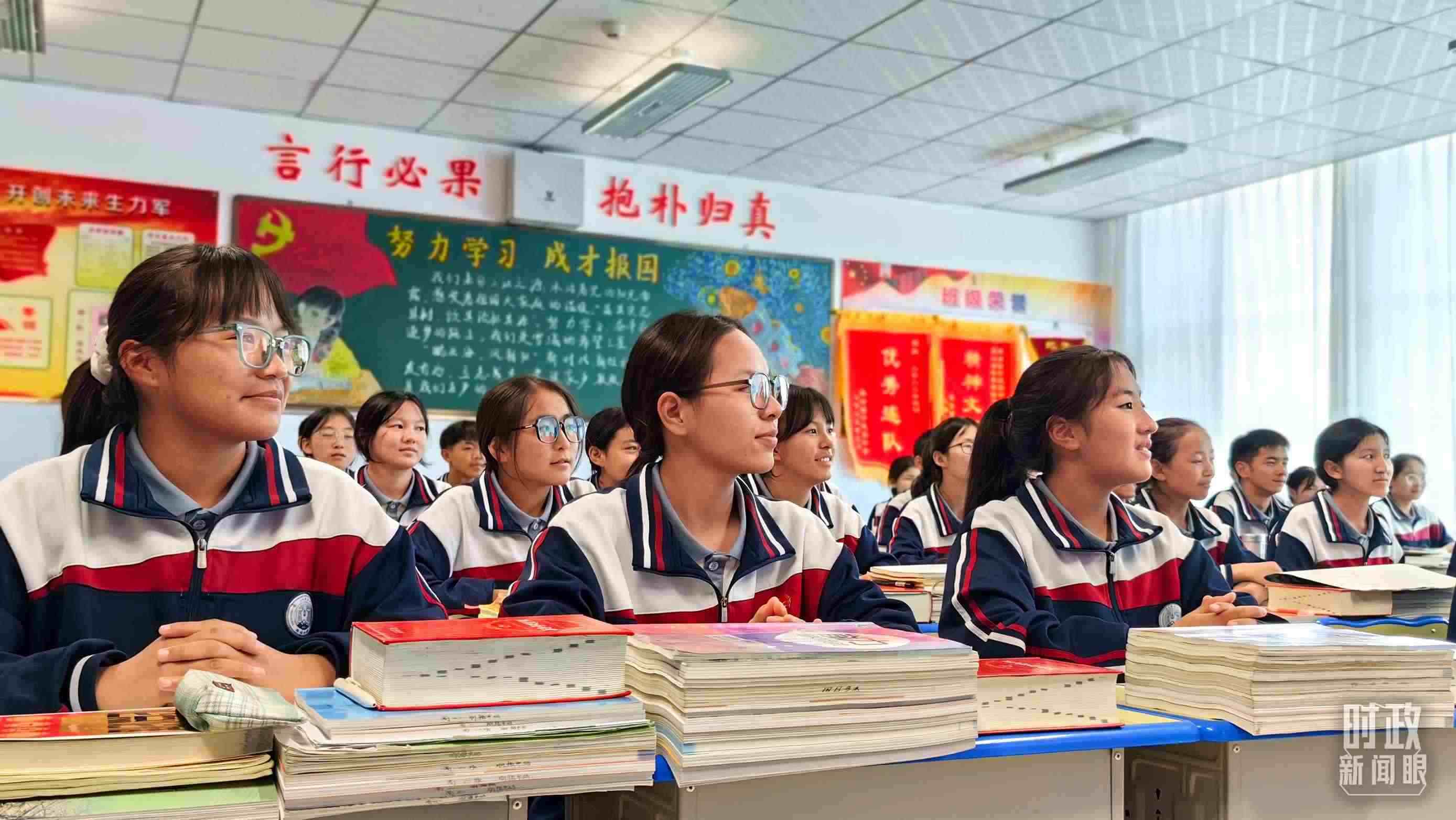 △果洛西寧民族中學高一（1）班的“新時代、新家鄉(xiāng)”主題思政課。（總臺央視記者段德文拍攝）