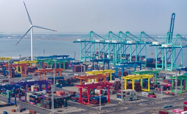 2024年7月3日，一艘集裝箱貨輪停靠在天津港“智慧零碳”碼頭（無人機照片）。新華社記者 趙子碩 攝