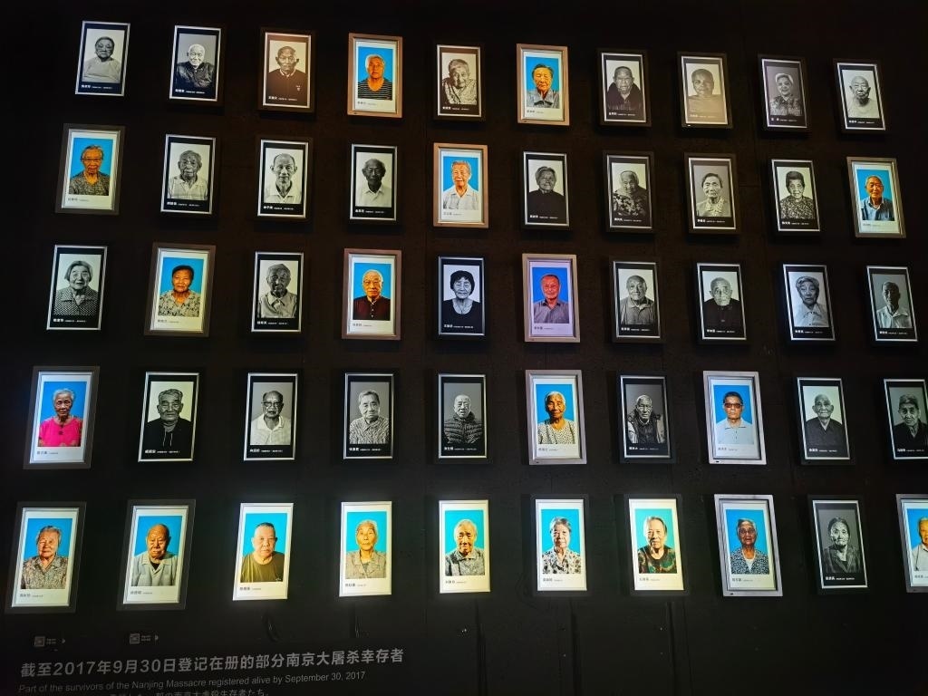 侵華日軍南京大屠殺遇難同胞紀(jì)念館內(nèi)的幸存者照片墻局部。新華社記者邱冰清 攝