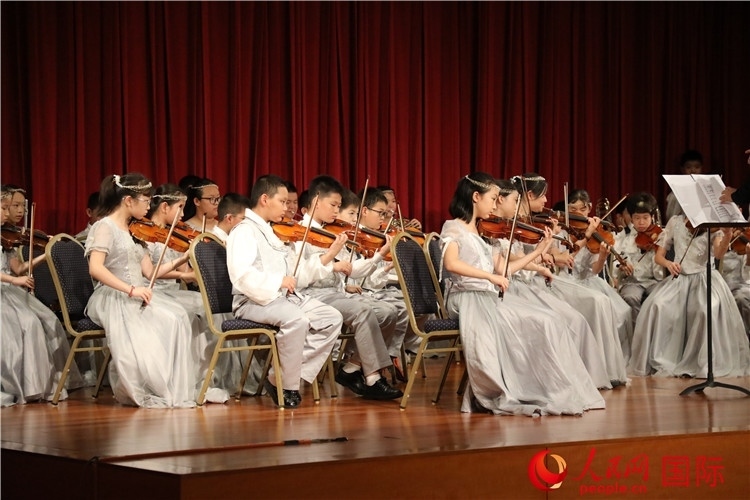 北京市學生金帆藝術團的學生們演奏音樂。人民網(wǎng)記者 李志偉攝