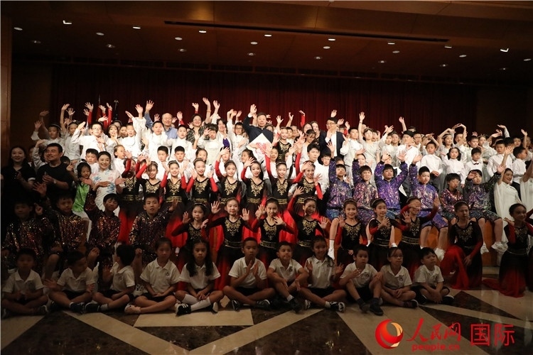 中美青少年藝術交流匯演活動結(jié)束后，嘉賓們與學生們合影。人民網(wǎng)記者 李志偉攝