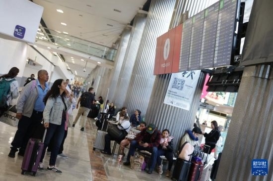 7月19日，在墨西哥首都墨西哥城的貝尼托·華雷斯國(guó)際機(jī)場(chǎng)，許多航班被延誤或取消，大量旅客在機(jī)場(chǎng)等待。新華社發(fā)（弗朗西斯科·卡涅多攝）