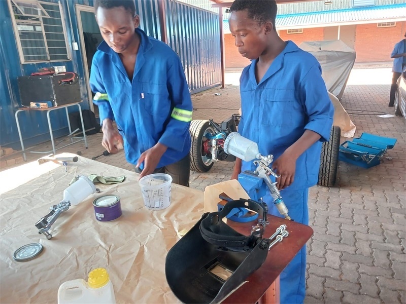 南非學生認真改造“老爺車”。索尚古夫技術高中供圖