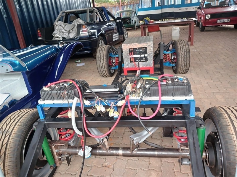 “老爺車”的跟上電動潮流。索尚古夫技術高中供圖