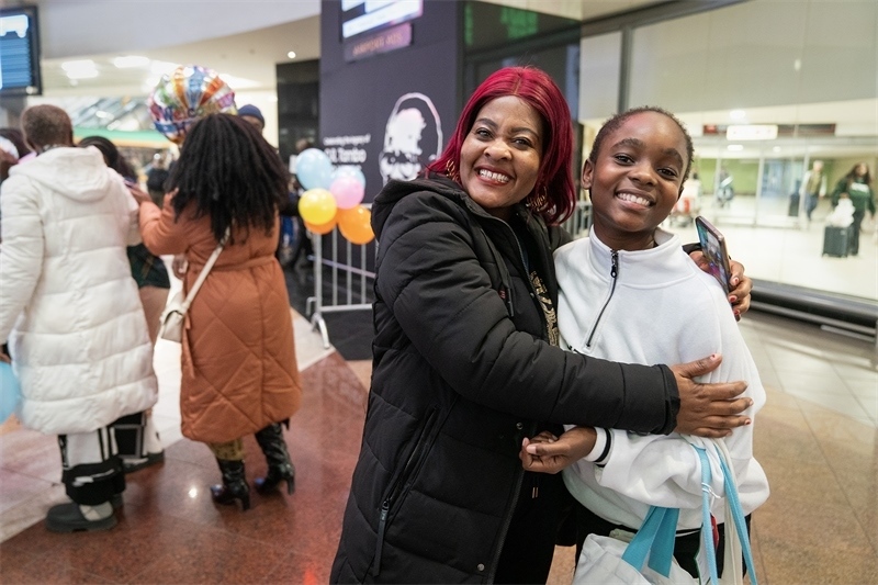 學生與家長相擁歡慶。希拉茲·莫林攝