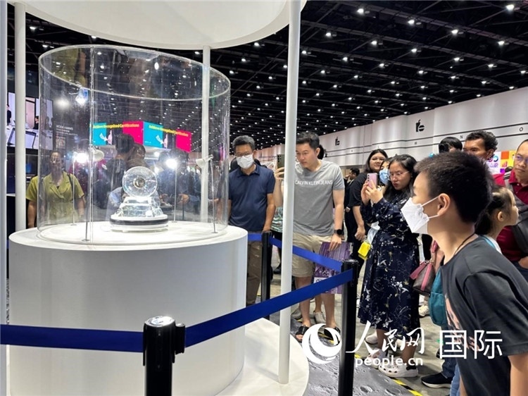 觀眾參觀中國“嫦娥五號(hào)”探測(cè)器從月球帶回的珍貴樣品。人民網(wǎng)記者簡(jiǎn)承淵攝