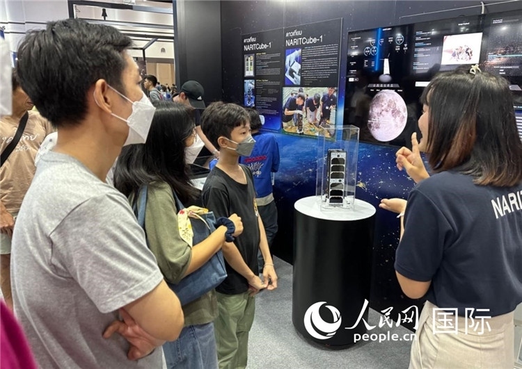 泰國國家天文研究所工作人員向觀眾科普天文知識(shí)。人民網(wǎng)記者 簡(jiǎn)承淵攝