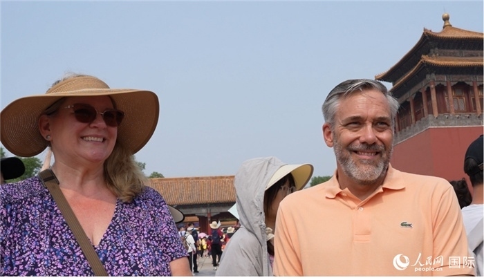 圖為來自美國拉斯維加斯的游客格雷琴·拉森 （Gretchen Larsen）（左）和她的丈夫埃里克·拉森（Eric Larsen）（右）。人民網(wǎng)記者 吳超嵐攝