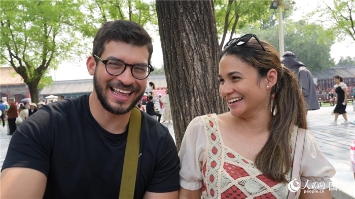 圖為巴拿馬籍游客阿德里安·岡薩雷斯（Adrian Gonzalez）（左）和丹尼斯·岡薩雷斯（Denisse Gonzalez）（右）。人民網(wǎng)記者 吳超嵐攝