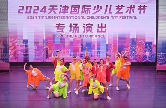 7月22日，來自俄羅斯的舞蹈團演員在藝術(shù)節(jié)上展演。新華社記者 趙子碩 攝