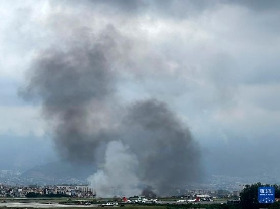 這是7月24日在尼泊爾加德滿都特里布萬(wàn)機(jī)場(chǎng)拍攝的濃煙。目擊者說(shuō)，一架飛機(jī)在尼泊爾加德滿都特里布萬(wàn)機(jī)場(chǎng)墜毀。新華社/美聯(lián)