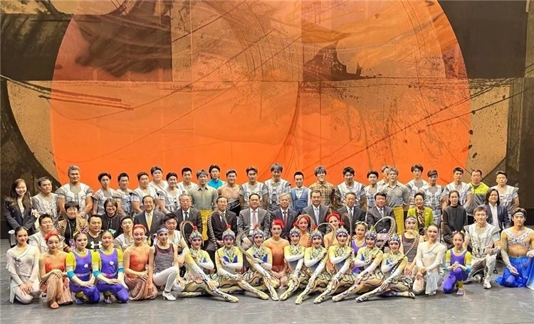 4月12日，中國(guó)人民對(duì)外友好協(xié)會(huì)會(huì)長(zhǎng)楊萬(wàn)明、駐日大使吳江浩及來(lái)自36國(guó)70位駐日使節(jié)代表等現(xiàn)場(chǎng)觀看中國(guó)雜技團(tuán)東京公演。中國(guó)人民對(duì)外友好協(xié)會(huì)供圖