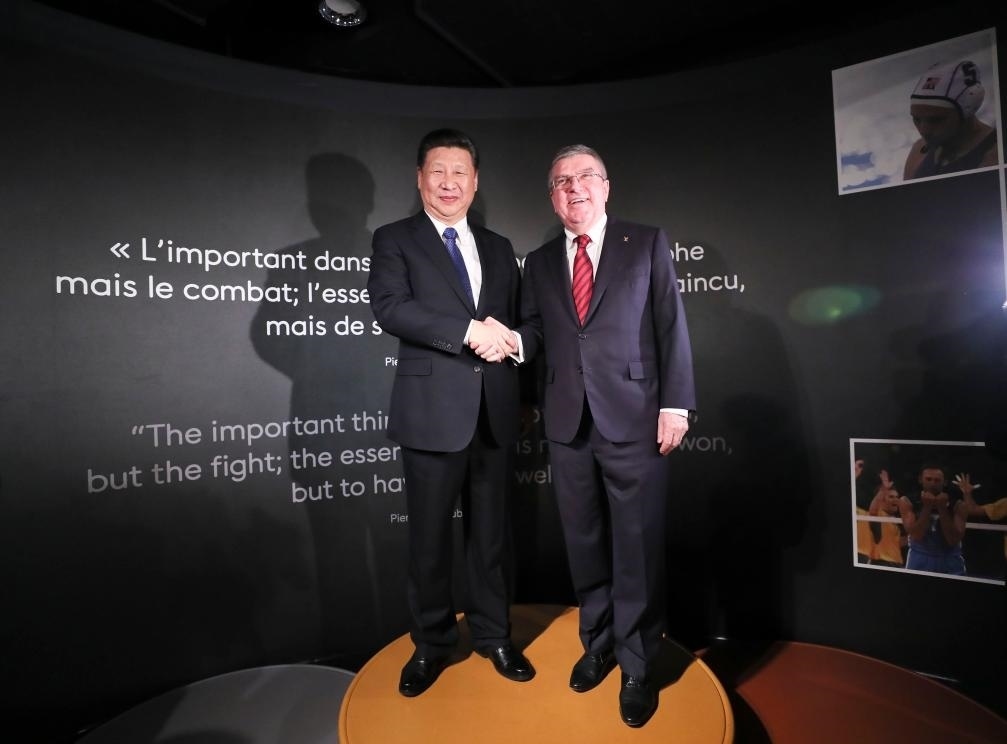 2017年1月18日，國(guó)家主席習(xí)近平在瑞士洛桑國(guó)際奧林匹克博物館會(huì)見(jiàn)國(guó)際奧林匹克委員會(huì)主席巴赫。這是習(xí)近平和巴赫在奧運(yùn)冠軍領(lǐng)獎(jiǎng)臺(tái)上合影。新華社記者 蘭紅光 攝