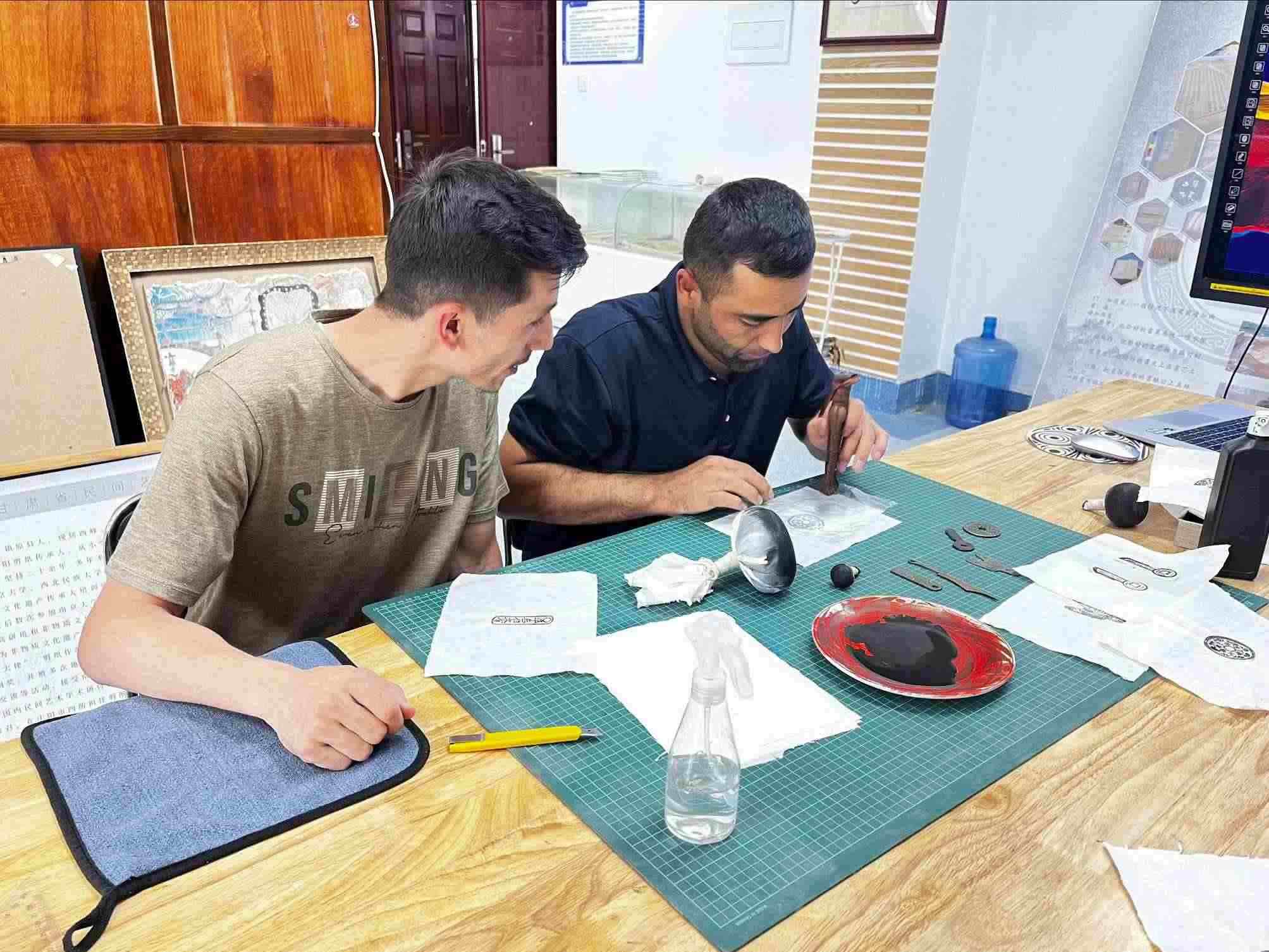 營(yíng)員們動(dòng)手體驗(yàn)“非遺”技藝。校方供圖