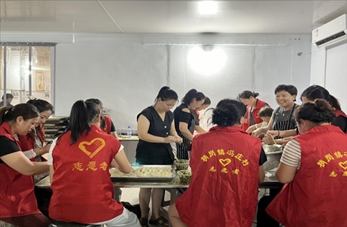 志愿者在以孝治家大食堂工作。（受訪者供圖）