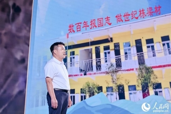 張玉滾分享用一根扁擔送孩子們走出大山的故事。人民網(wǎng)攝