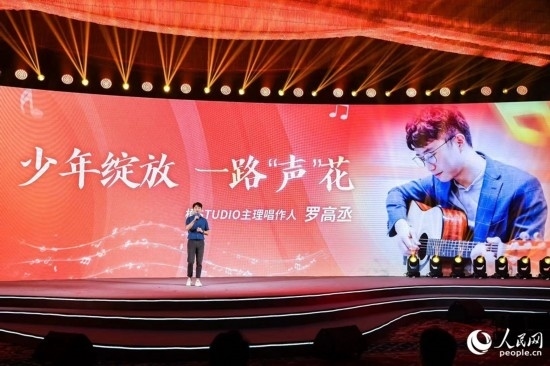 羅高丞在臺上分享自己的創(chuàng)作心路。人民網(wǎng)攝