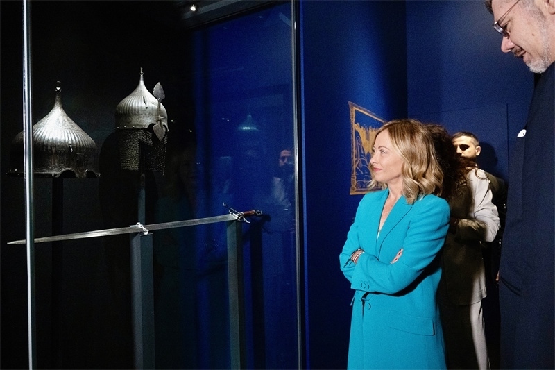 意大利總理梅洛尼參觀展覽“傳奇之旅：馬可·波羅與絲綢之路上的世界”。 (意大利總理府供圖)