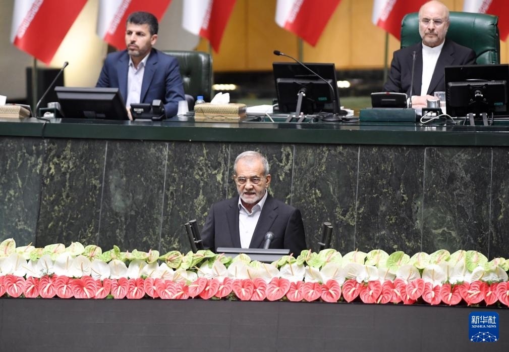 7月30日，佩澤希齊揚(yáng)（前）在伊朗德黑蘭的伊朗議會(huì)宣誓就任伊朗總統(tǒng)后發(fā)表就職演說。新華社記者 沙達(dá)提 攝