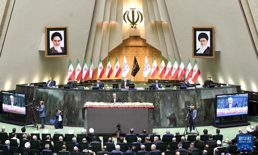 7月30日，佩澤希齊揚(yáng)（中）在伊朗德黑蘭的伊朗議會(huì)宣誓就任伊朗總統(tǒng)后發(fā)表就職演說。新華社記者 沙達(dá)提 攝