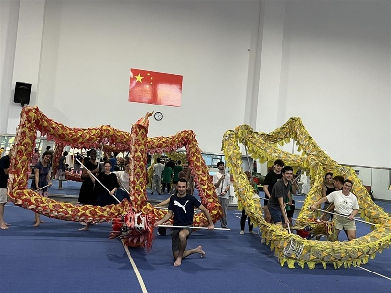 在中國和巴西共迎兩國建交50周年之際，巴西圣保羅州立大學(xué)孔子學(xué)院今年7月成功組織多批、近40名巴西青少年來華進行短期訪問交流，圖為訪問團成員在中國參加文化體驗活動。 巴西圣保羅州立大學(xué)孔子學(xué)院供圖