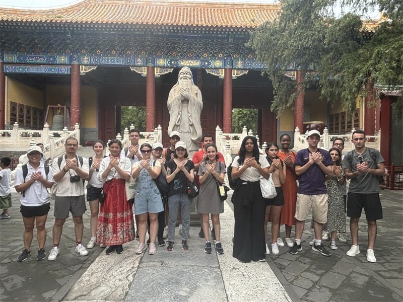 在中國和巴西共迎兩國建交50周年之際，巴西圣保羅州立大學(xué)孔子學(xué)院今年7月成功組織多批、近40名巴西青少年來華進行短期訪問交流，圖為訪問團成員參加文化體驗活動。 巴西圣保羅州立大學(xué)孔子學(xué)院供圖