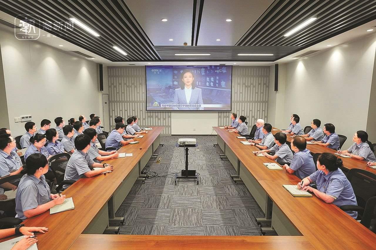2024年8月1日晚，寧波永新光學(xué)股份有限公司員工集體觀看央視《新聞聯(lián)播》關(guān)于國家主席習(xí)近平給包陪慶、曹其鏞等祖籍寧波的香港企業(yè)家回信的報(bào)道。潮新聞?dòng)浾?賀元?jiǎng)P 彭鵬 周旭輝 攝