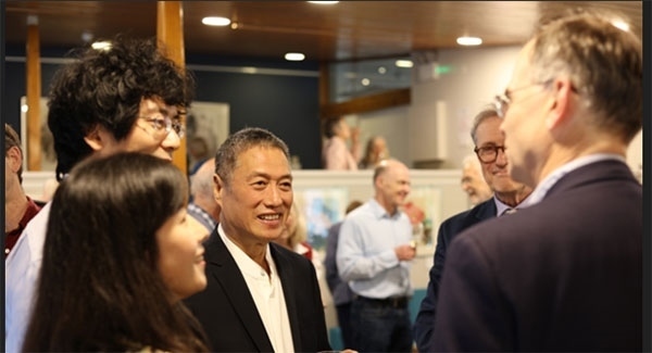 盧中見與嘉賓交流中國畫。許晉熙攝