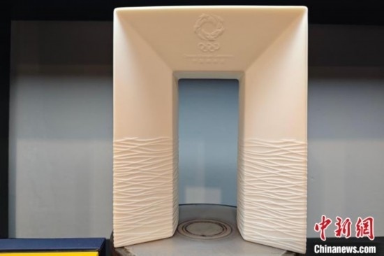 白瓷作品《凱旋尊》巧妙融合了法國與中國最具象征意義的藝術形式和元素進行再創(chuàng)造。 吳冠標 攝