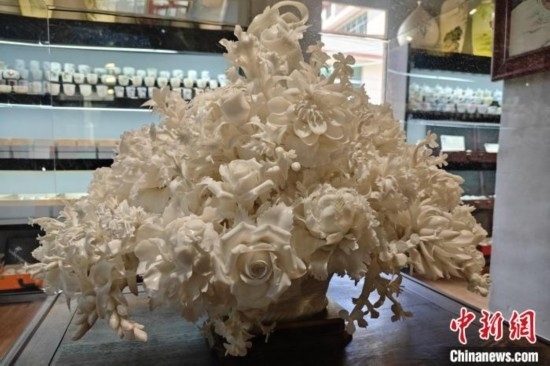 福建德化陶瓷以“白”見長，因白如雪、明如鏡、薄如紙、聲如磬、潤如玉而享譽世界。 吳冠標 攝